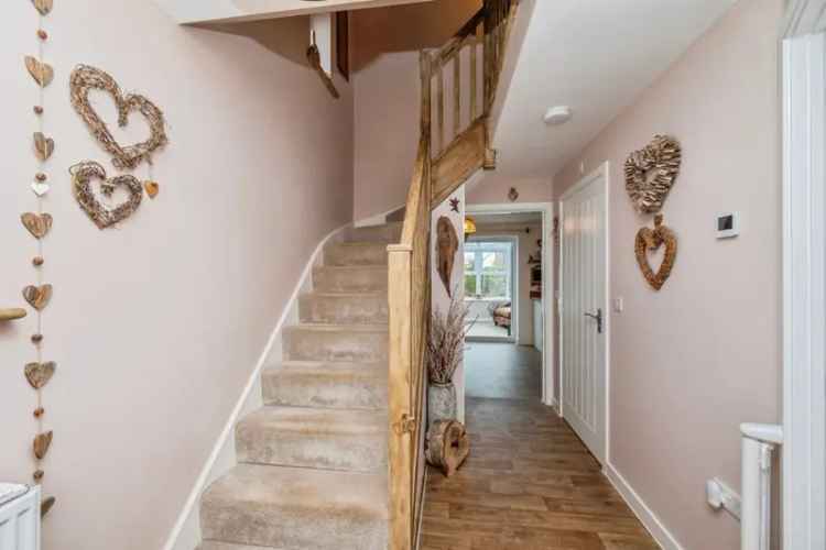 3 Bed Detached House with Conservatory and Garage