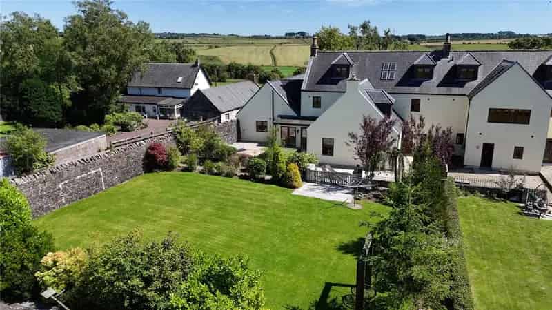 Easter Highgate House 2: Historic Family Home with Annexe and Gardens