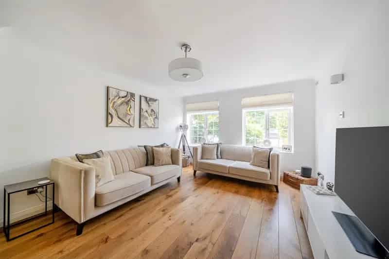Two Bedroom Ground Floor Flat Near Enfield Chase Station