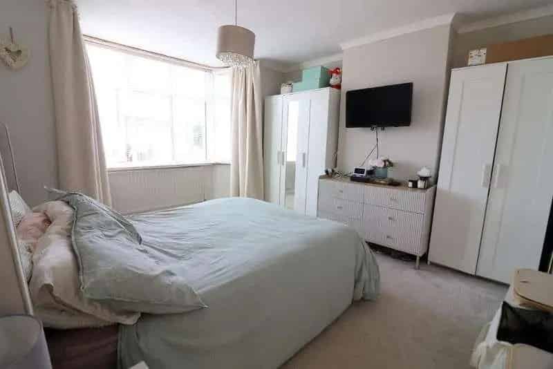3 Bed Semi-Detached House For Sale Luton