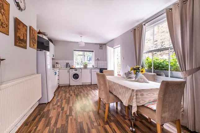 Detached House for Sale in London SW11