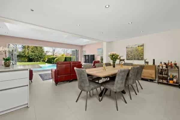 Family Home with Annexe Swimming Pool and Garden