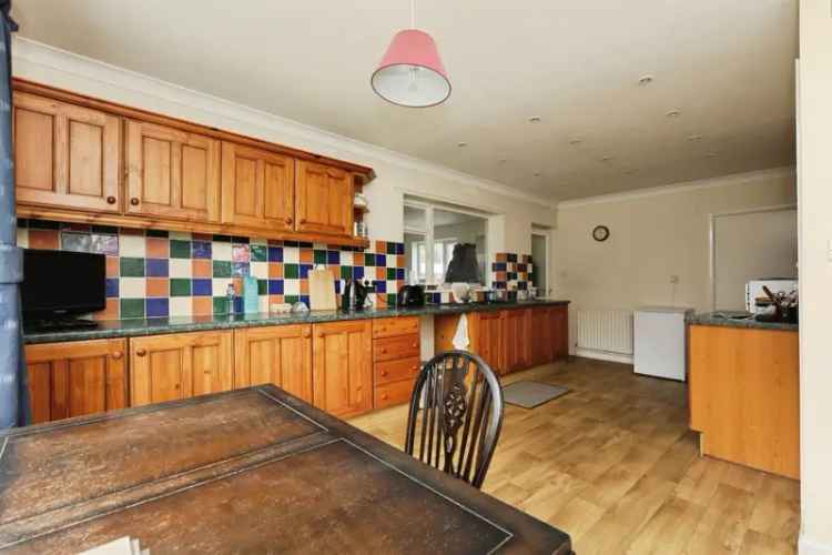 3 Bed Terraced House with Garage and Gardens