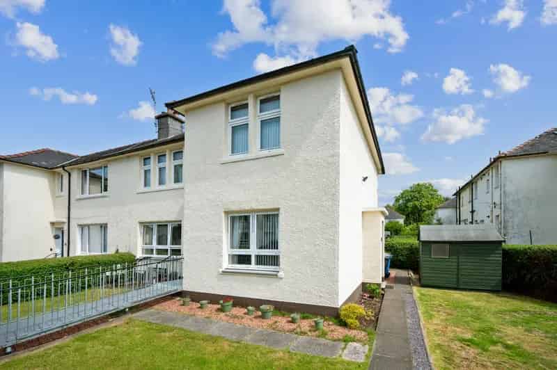 Spacious 2 Bed Flat in Mountblow Clydebank