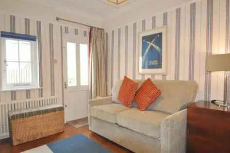 2 Room 106m² Victorian Flat Telegraph Hill London