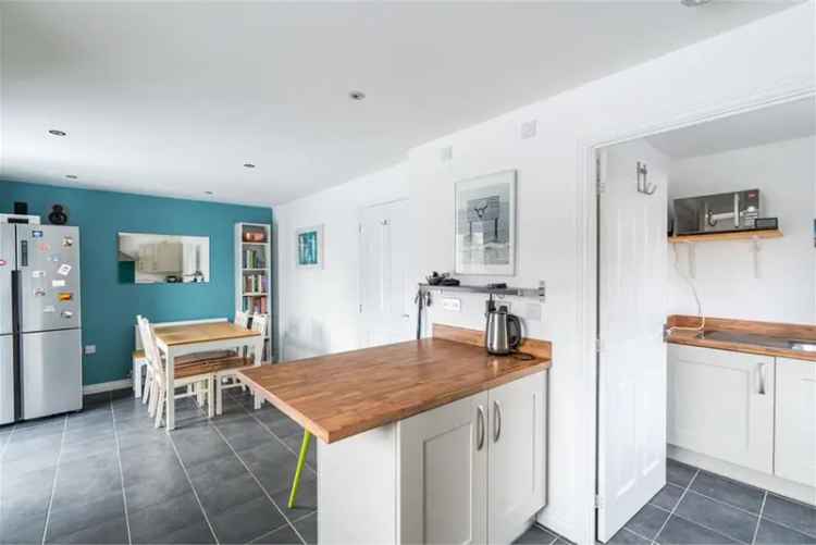 4 Bed House - Detached with 3 Reception Rooms