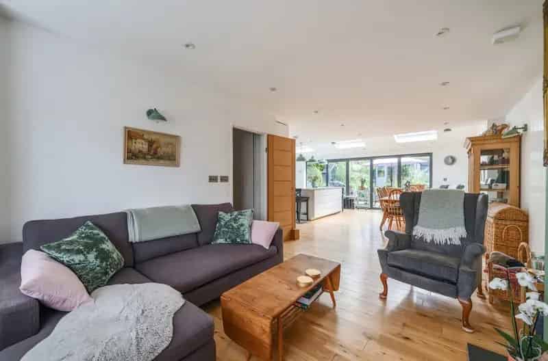 4 Bedroom Semi-detached House Refurbished to High Standard