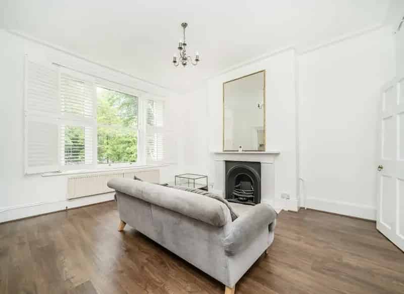 Stylish Kew Road Apartment 468 sq ft  - Newly Extended Lease