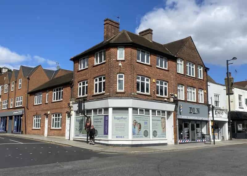 Brentwood High Street Shop and Offices To Let