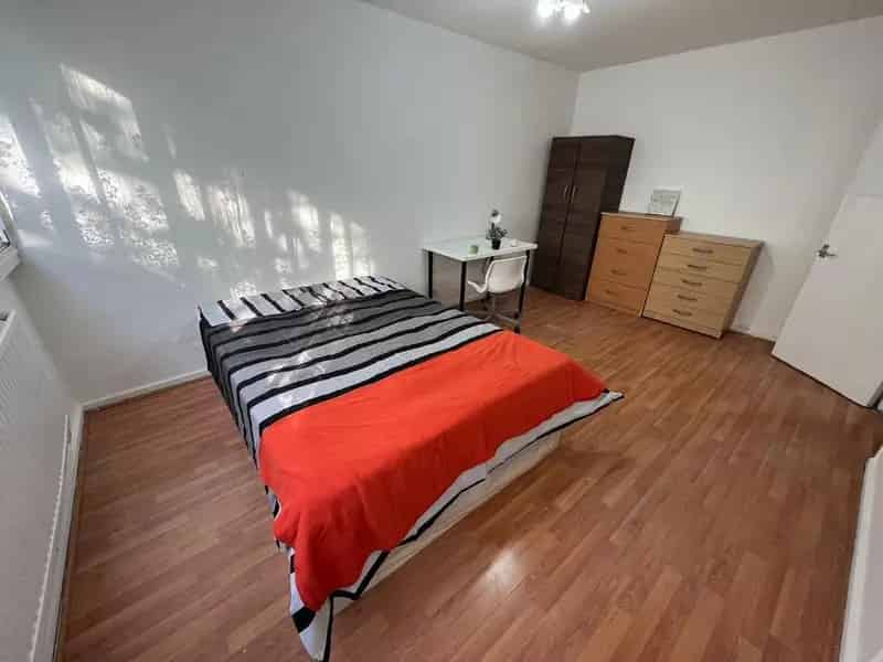 3 Bedroom Flat to Rent in Whitechapel East London