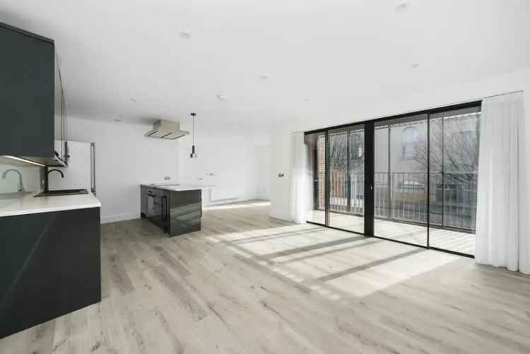 2-Bed Apartment in Fulham's Art-Deco Templer Apartments