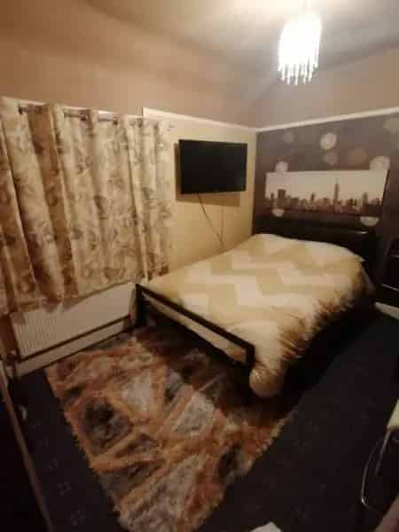 3 Bed House Near M60 With Newly Fitted Kitchen and Large Garden