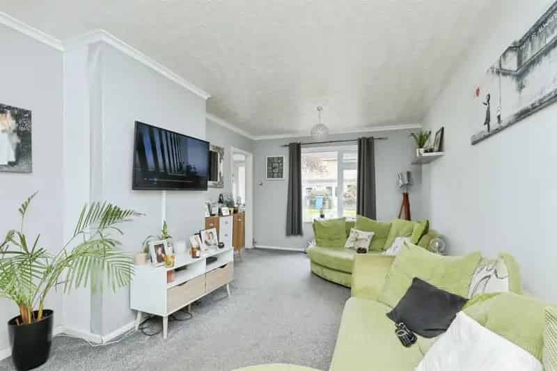 1950s 3-Bed End Terrace House with Conservatory and Garden