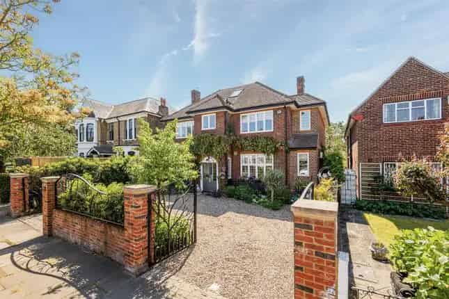 5 Bedroom Detached House for Sale in Acton W3