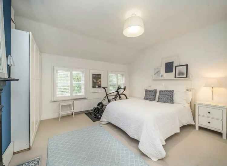 Two Double Bedroom Period Conversion - Large Living Room & Private Garden