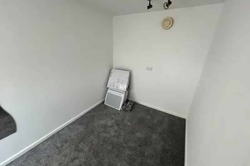 Stylish One Bedroom Flat Middleton Near City Centre Parking Available