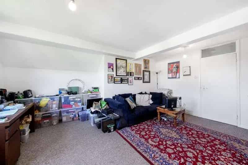 1 Bed Flat for Sale Top Floor Share of Freehold Chain Free