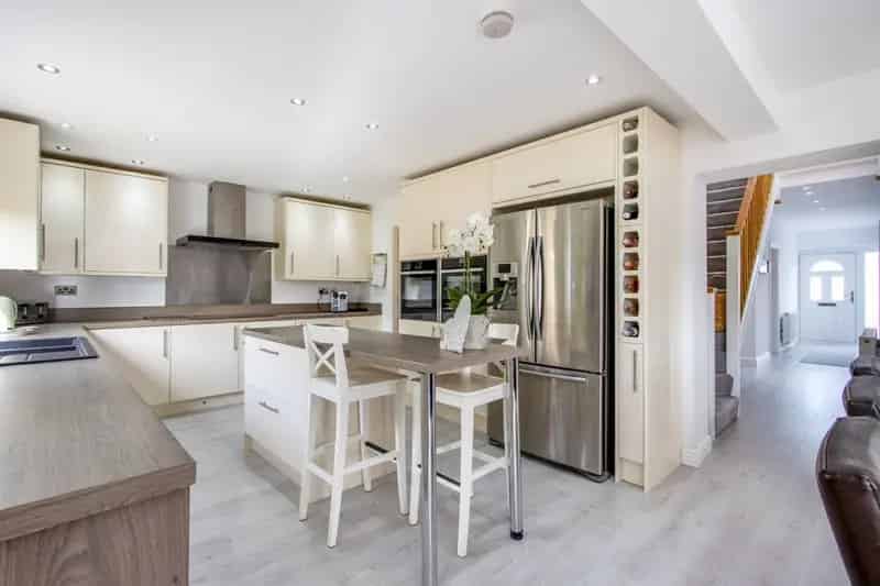 Detached Dorma Bungalow Four Double Bedrooms Modern Kitchen Diner Driveway Enclosed Garden