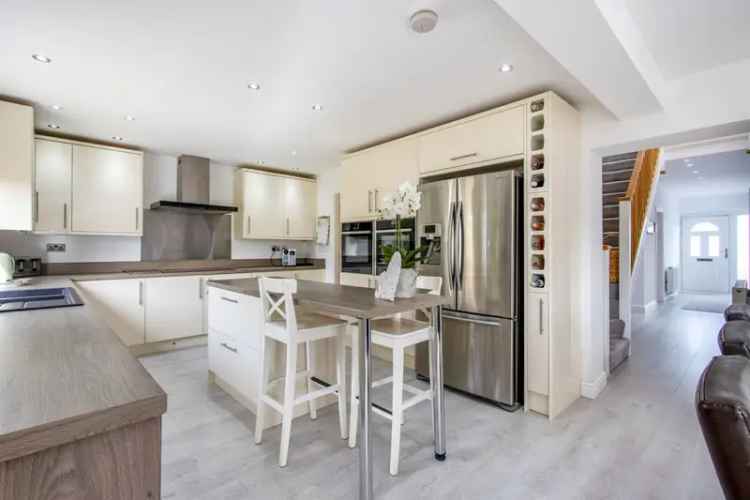 Detached Dorma Bungalow Four Double Bedrooms Modern Kitchen Diner Driveway Enclosed Garden