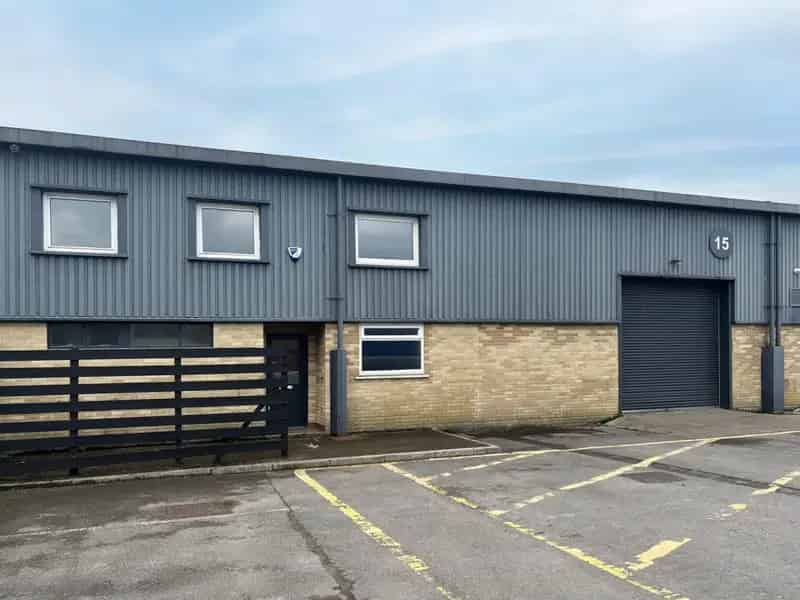 Steel Portal Frame Units with High Eaves and Parking