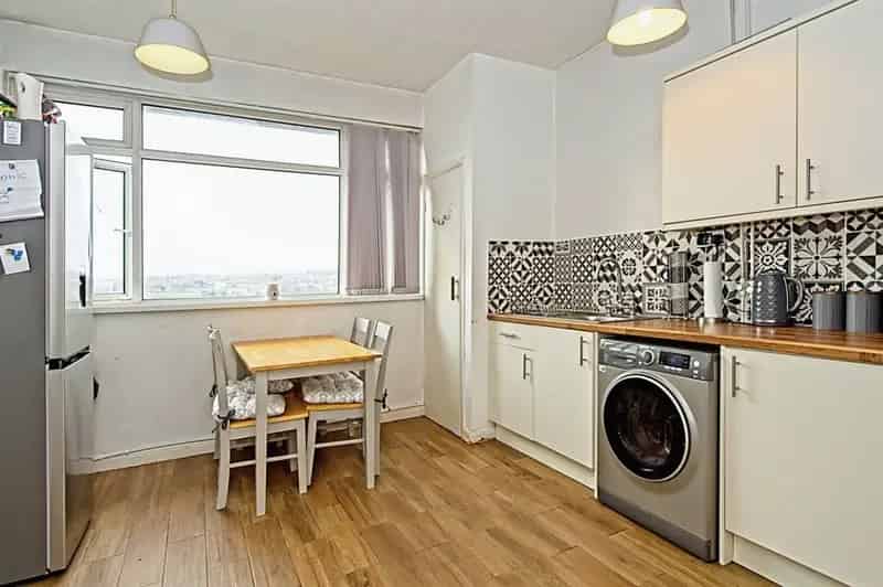 2 Bedroom Flat Cardiff Great Views Modern Kitchen