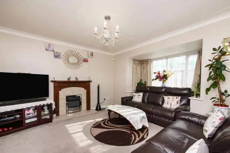 3 Bedroom Detached House For Sale 967 SQ FT