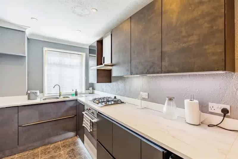 3 Bed Townhouse Stylish Refitted Kitchen and Bathroom No Onward Chain