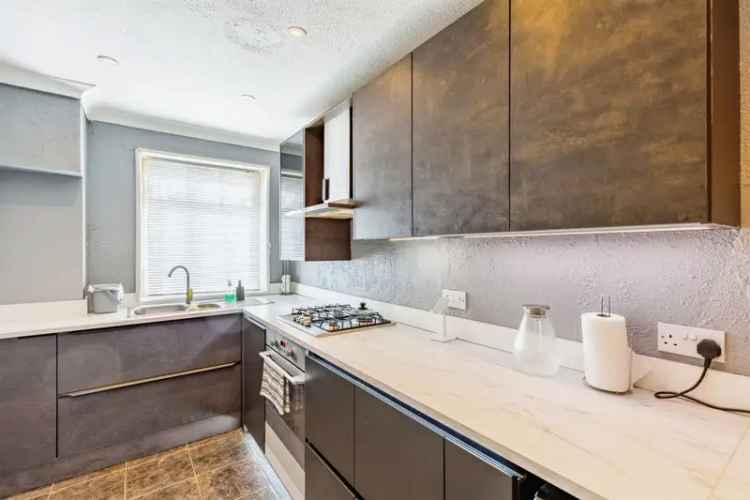 3 Bed Townhouse Stylish Refitted Kitchen and Bathroom No Onward Chain