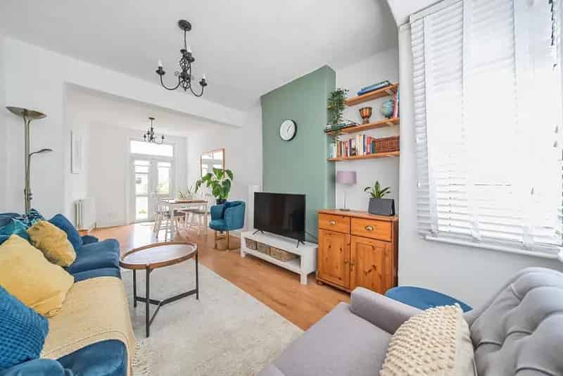 Stunning 2 Bedroom Detached House Near Central London