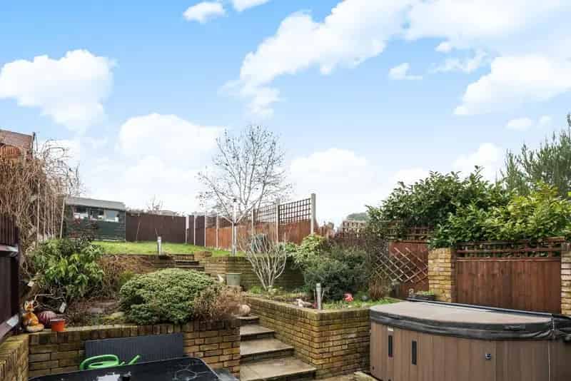 Four Bedroom Family Home Near Hayes Station