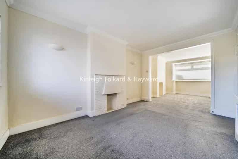 Charming 2-Bed End Terrace House High Standard Finish