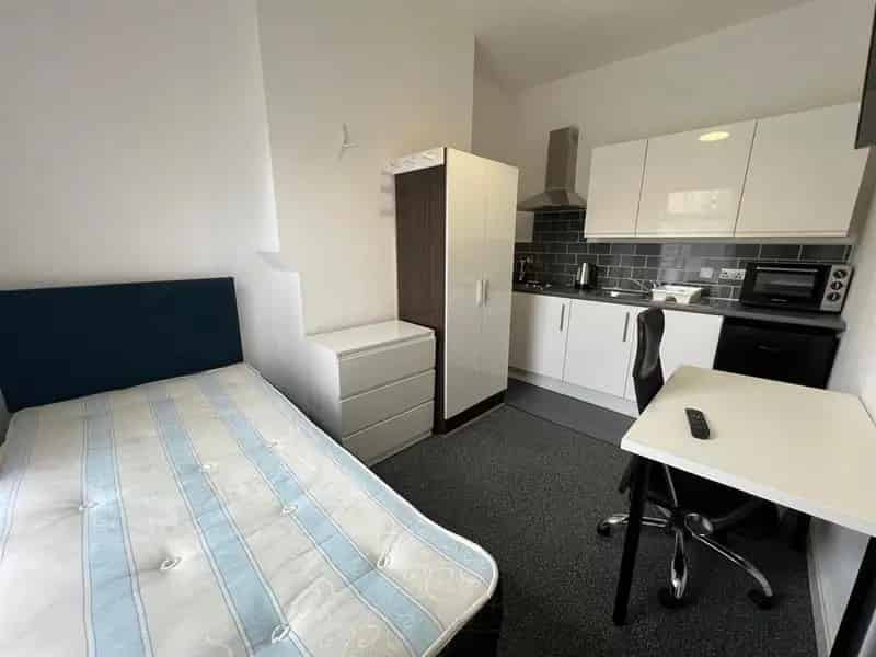 Studio Flat near Coventry City Centre - Bills Included