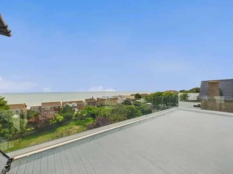 2 Bed Penthouse Apartment Sea Views Roof Terrace Parking Broadstairs