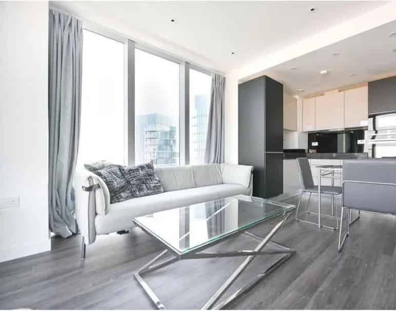 1 Bedroom Apartment with City Views Near Aldgate Station