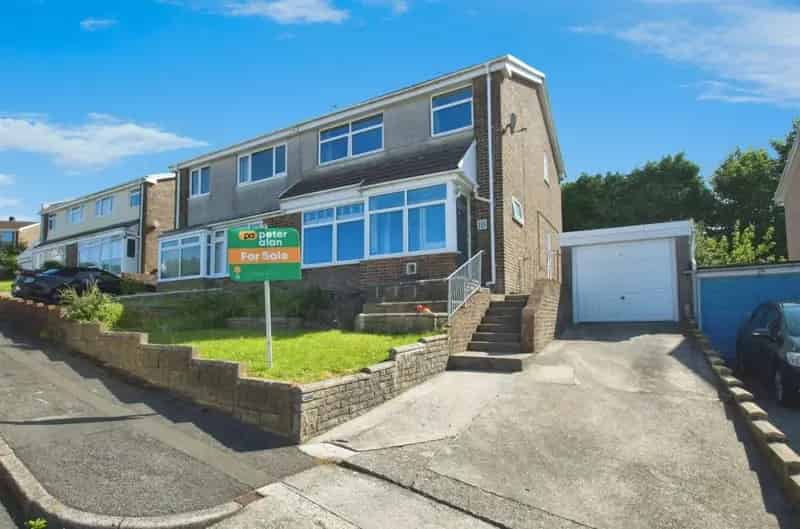 3 Bedroom Semi-Detached House with Garage and Garden