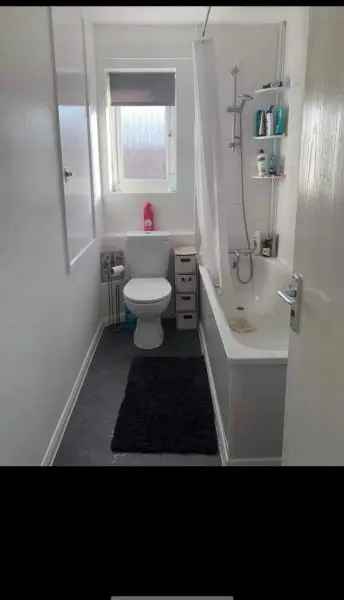 House Near Shops and Schools New Bathroom and Carpets