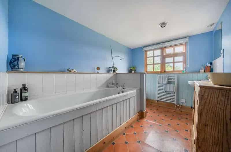 3 Bed Farmhouse 11.4 Acres Barn Stables Paddocks Rural Retreat