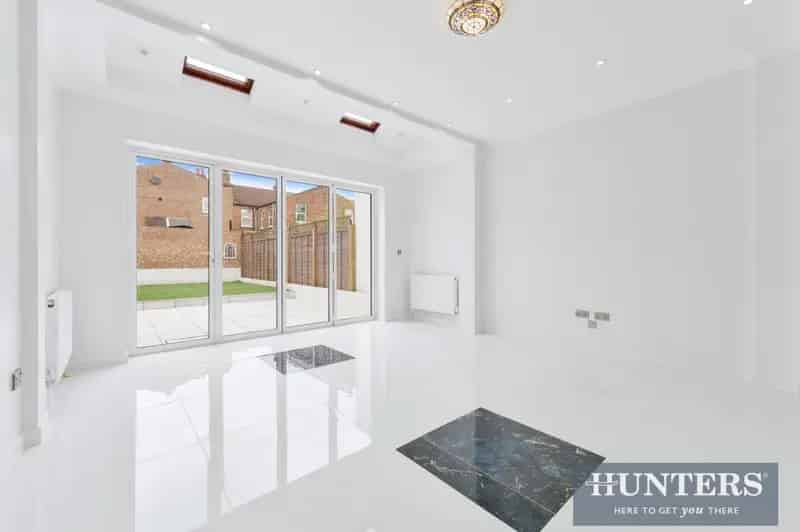5 bedroom House
 For Sale 
Total Size: 1718 SQ FT