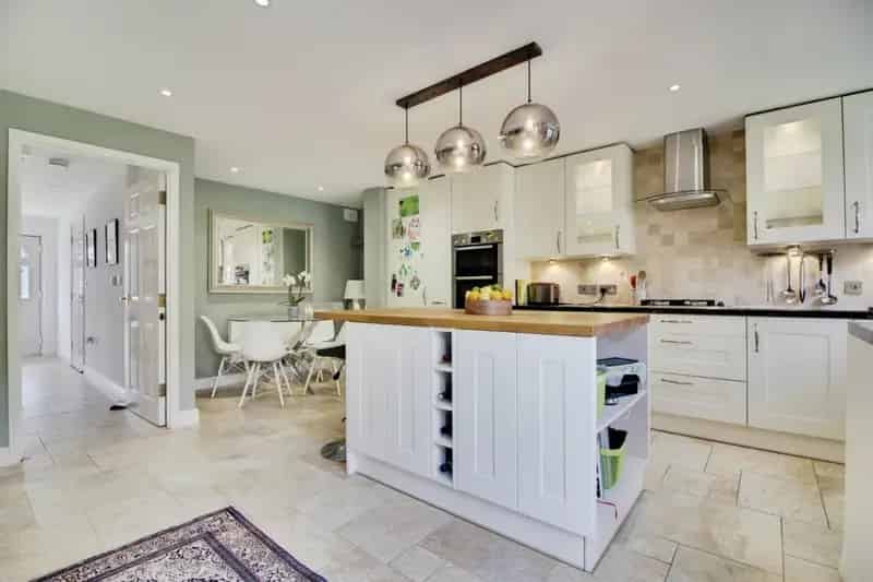 Four Bedroom Townhouse Near Schools and Transport Links