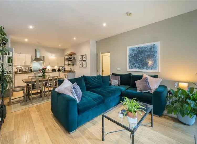 Maisonette For Sale in London, England