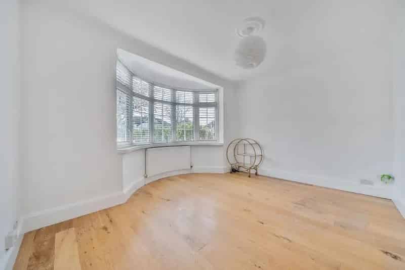 Four Bedroom Semi Detached House Near Petts Wood Station