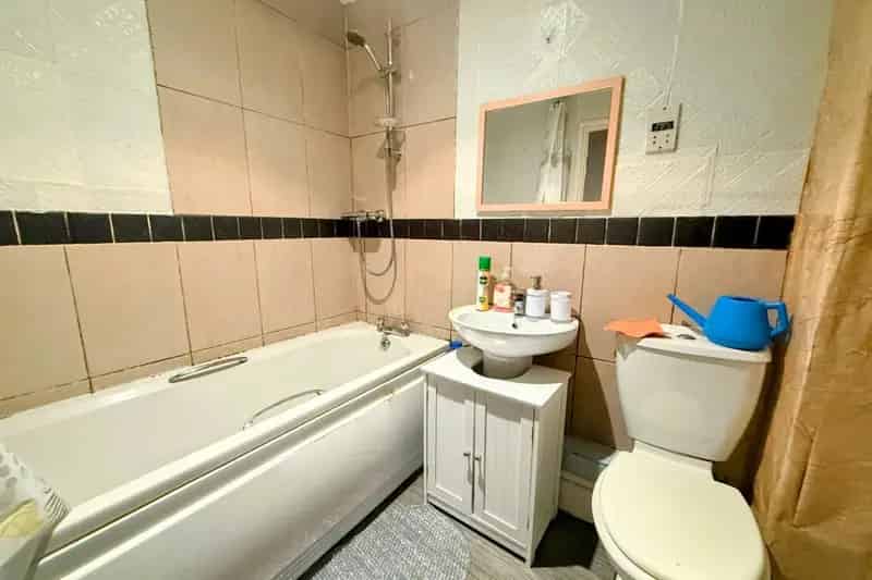 2-Bed Flat in Gated Moorland Court Development