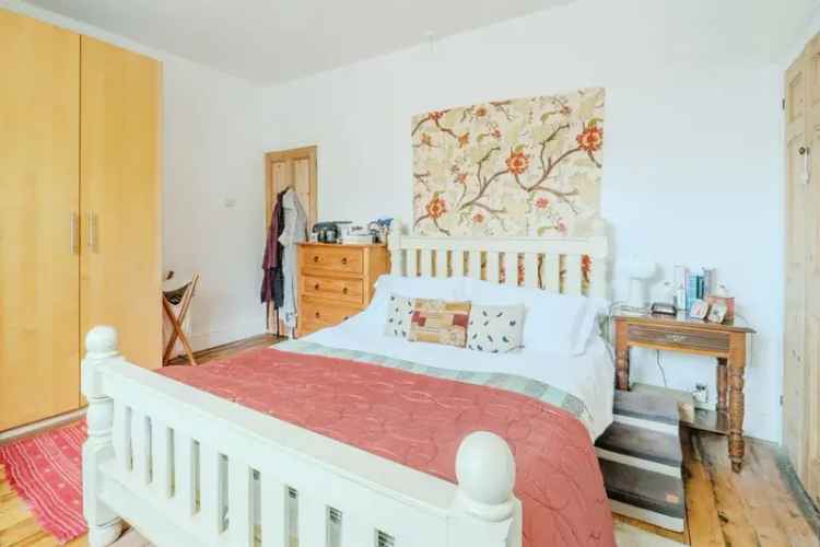 Three Bedroom Mid-Terraced House in Belgrave Leicester