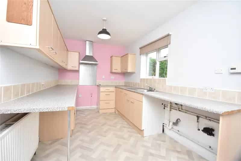 3 Bed Mid-Terraced House Convenient Location