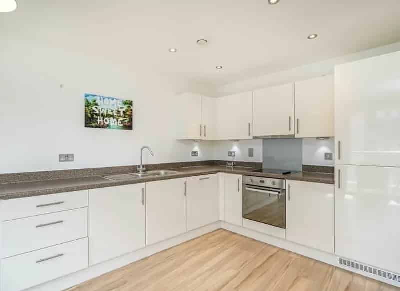Spacious 1-Bed Apartment with Balcony and Communal Gardens
