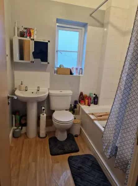 3 Bedroom House with Garden Driveway Shower Bath and 2 Toilets