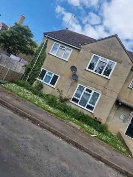 1st Floor Flat in Pretty Village Near Cirencester