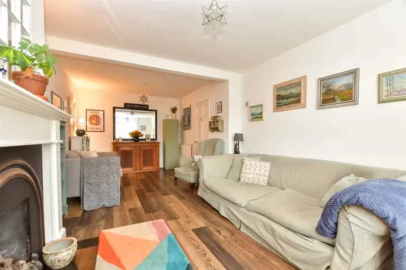 3 Bedroom Terraced House For Sale Near Shops And Station