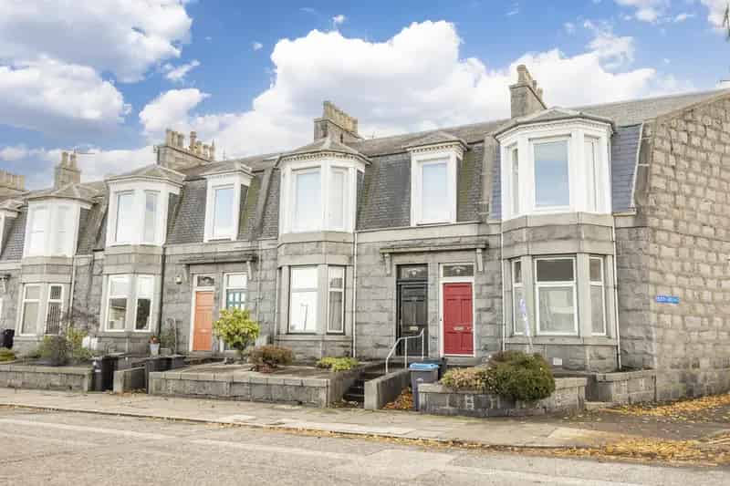 2 Bed Ground Floor Apartment Aberdeen Gas Central Heating Double Glazing Private Garden