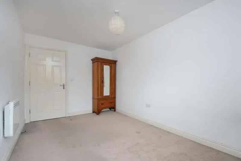 1 Bed Flat for Sale - Modern Apartment with Balcony and Parking